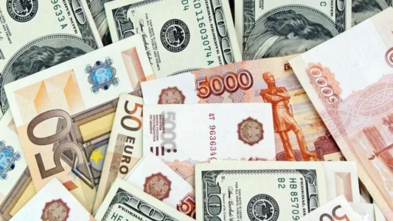 تحديثات الصرف.. تذبذب أسعار العملات الأجنبية مقابل الجنيه المصري في تعاملات الأحد
